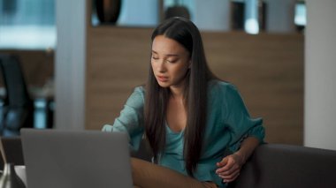 Sinirli kişi, dinlenme alanındaki bilgisayarı kapatmış. Mutsuz patron iş sorunları ve kötü istatistikler üzerine düşünüyor. Çizelgelerde hata bulan umutsuz bir kadın. Asyalı girişimci ağlıyor