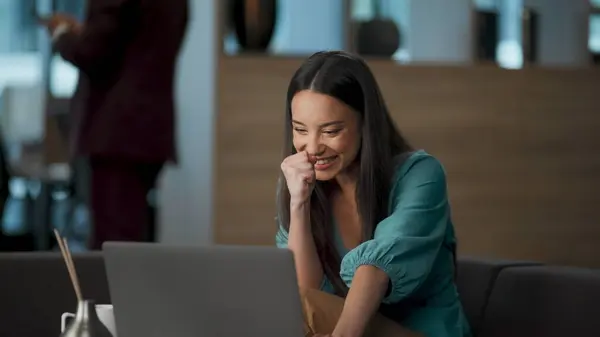 Glad Jente Som Sitter Fryder Seg Med Laptop Smilende Kvinnelig – stockfoto
