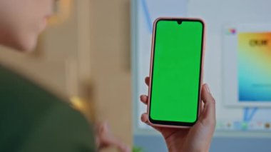 İş kadını, iş yerindeki yeşil ekran akıllı telefonu kapatıyor. İnternetten alışveriş yapan kimliği belirsiz bir kadın model cep telefonundan alışveriş yapmayı seçiyor. Kız parmağı krom tuşlu cep telefonuna dokunuyor