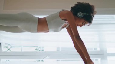 Afrikalı bir kadın evcimen bir yerde elini uzatıyor. Spor giyim kuşağında ince odaklı kadın müzik dinliyor ve Beyaz Ev 'de sabah egzersizleri yapıyor. Kıvırcık kız sadece kol kaslarını çalıştırıyor..