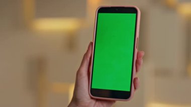 Ofisteki yeşil ekran akıllı telefonuna göz atan tanınmayan bir kız. Krom anahtarlı cep telefonu olan bir kadın sosyal medyayı izliyor. Bilinmeyen iş kadını cep telefonundan mesaj okuyor