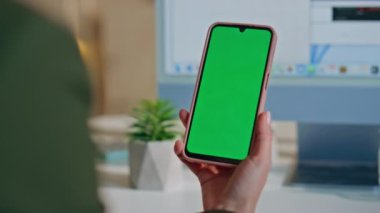 Müdür Chroma Key cep telefonundaki mesai masasını kapat. Ofisteki yeşil ekranlı akıllı telefondan internet uygulamasına göz atan tanınmayan bir kadın. El ele tutuşan kız cep telefonu.