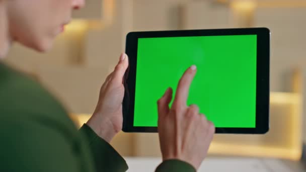 Γυναίκα Δάχτυλο Δείχνοντας Chroma Κλειδί Tablet Οθόνη Αφής Ενεργοποιώντας Την — Αρχείο Βίντεο