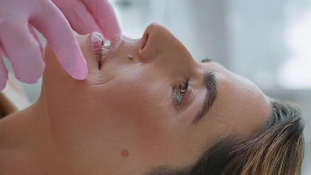 Kvinna Patient Konsulteras Okänd Kosmetolog Innan Föryngrande Förfarande Vertikal Närbild — Stockvideo