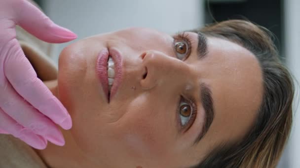Nieznany Kosmetyk Sprawdzający Zdrowie Skóry Atrakcyjna Kobieta Siedząca Luksusowej Klinice — Wideo stockowe