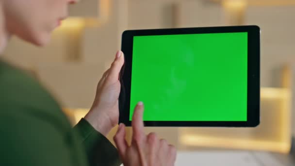 Chica Dedo Deslizando Greenscreen Tableta Cerca Administrador Femenino Irreconocible Navegar — Vídeos de Stock