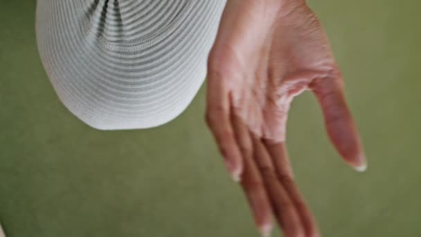 Modelo Yoga Dedos Zen Acostados Pies Interior Cerca Chica Deportiva — Vídeos de Stock