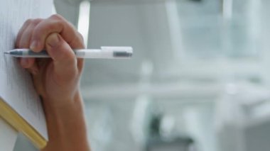 Orta yaşlı zarif bir kadın kozmetik kabinesinde dikey odaklı makaleler yazıyor. Bayan hasta form doldurup cilt bakımına onay veriyor. Sağlık hizmetleri danışmanlığı