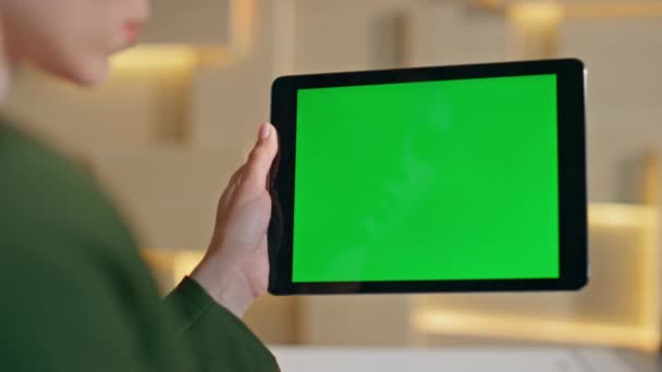 Manager Hand Hold Chromakey Tablet Watching Social Media Workplace Close — Stock Video