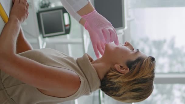 Médico Cosmetologista Olhando Cara Mulher Cliente Verificando Exame Condição Pele — Vídeo de Stock