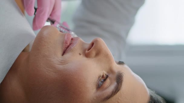 Professionell Kosmetolog Injicera Kvinna Ansikte För Biovitalisering Kosmetologi Klinik Vertikal — Stockvideo