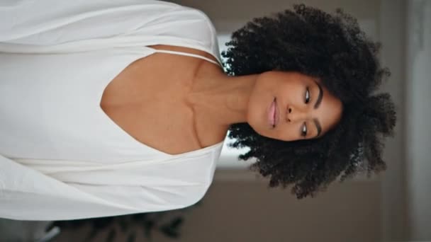 Szczęśliwa Kobieta Podglądająca Okno Domu Kędzierzawa Afroamerykanka Ciesząca Się Widokiem — Wideo stockowe