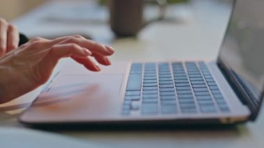 Kapanış öğrencisi elleri ofisteki bilgisayara mesaj atıyor. Gazeteciler araştırma bilgisayarlarını çalıştırır. İnternette sörf yapan tanınmamış bir kadın yönetici özel odada klavye basıyor. Şirket ekipmanları yaşam tarzı konsepti 