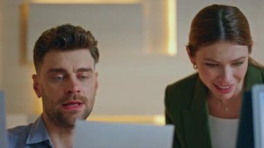 Ofis çalışanları iş yerinde konuşuyorlar. İki profesyonel yönetici yaratıcı stüdyoda fikir alışverişinde bulunuyor. Gülümseyen iş kadını işyerindeki erkek çalışanla iletişim kuruyor.