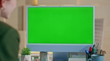 Modern kurumsal ofisteki iş kadını videosundan arıyorum. Çevrimiçi görüşmelerde yeşil ekran bilgisayarıyla konuşan tanınmayan bir kadın. Kızın krom anahtar aygıtı ile web konferansı var