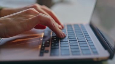 Kadın, ofiste dizüstü bilgisayarın tuşlarına basıyor. Bilinmeyen iş kadını iş yerinde çalışan bilgisayar klavyesini eline aldı. Sadece ışık içerisindeki dijital aygıtı tanımlayamayan programcı kodluyor 