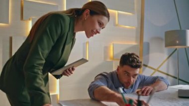 İki mühendis, mimarlık bürosunda inşaat projesi oluşturuyorlar. Zeki bir ressam kadın meslektaşına plan gösteriyor. Gülümseyen kadın patron dizüstü bilgisayarını beğendi..