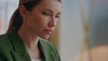 Sakin bayan yüz, ofiste yakın çekimde telefon ekranını izliyor. Modern ajans odasında cep telefonuyla mesajlaşan rahat bir kadın. Yönetici, kabinede akıllı telefon mesajları atarken parmaklarını kullanıyor