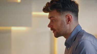 Modern ofis kapanışında çalışan yaratıcı ekip fikirleri tartışıyor. Tıraşsız bir adam iş yerindeki kadın meslektaşıyla düşüncelerini paylaşıyor. İki iş arkadaşı işletme ajansında beyin fırtınası üzerine kafa yoruyor.