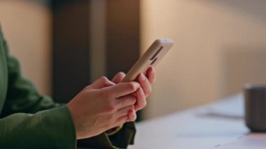 İş yerindeki cep telefonuna mesaj yazan yakın çekim çalışanı elleri. İnternette akıllı telefondan internete giren bir iş kadını. Tanımlanamayan bayan yönetici. Ofiste yalnız çalışan cep telefonu ekranına mesaj atıyor. 