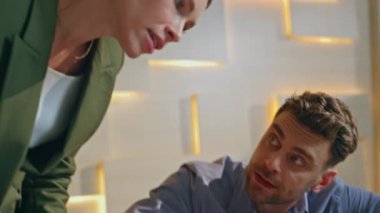 Ofiste inşaat projesini planlayan iş arkadaşları. Yaratıcı taslak, tabletli kadın yönetmene taslak gösteriyor. İki mühendis işyerinde mimari inşa etmeyi tartışıyor.