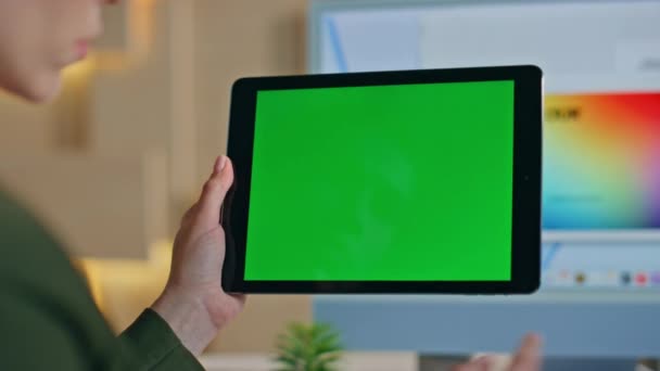 Startuper Χρησιμοποιώντας Ταμπλέτα Πράσινης Οθόνης Στο Δημιουργικό Στούντιο Γραφείου Close — Αρχείο Βίντεο