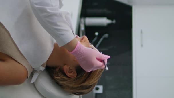 Lekarz Kosmetolog Rysujący Linie Korekcyjne Twarzy Siedzącej Kobiety Krzesło Klinika — Wideo stockowe