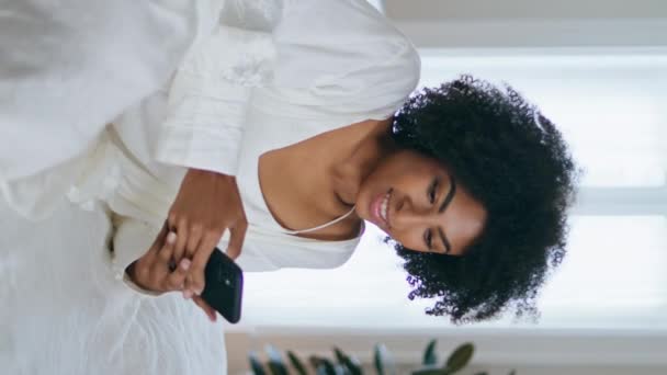 Sonriente Teléfono Inteligente Mensajería Señora Dormitorio Cabello Rizado Mujer Mensajes — Vídeo de stock