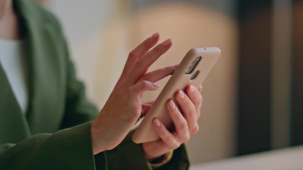 近代的なオフィスでビジネスマンの指メッセージング電話を閉じる スマートフォンのズーム写真を展示している未知の女性 自宅で携帯電話ブラウジングインターネットを使用して美しいビジネスレディ — ストック動画