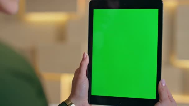 Online Konzultant Prohlížení Zelené Obrazovky Tablet Aplikace Vzdáleném Pracovišti Detailní — Stock video