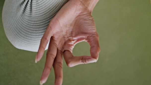 Kapanış Kızı Içeride Yoga Meditasyonu Yapıyor Şaret Parmağını Birbirine Bağlayan — Stok video