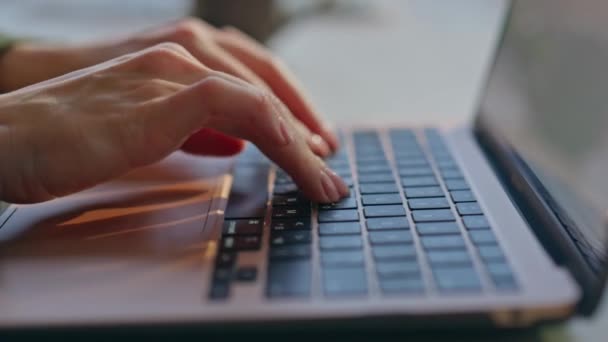 女性手指在办公室特写镜头中按下笔记本电脑按钮 不知名的女商人在工作场所用手操作计算机键盘 单在光内部无法辨认的程序员编码数字设备 — 图库视频影像