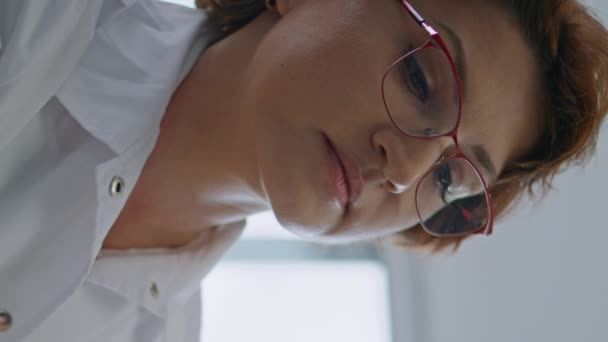 中年女性のプラスチック外科医はクライアントの表面をマーキングし 手順を垂直方向に近づけるために準備します 皮膚治療クリニック前に矯正ラインを描画するメガネの医師 — ストック動画