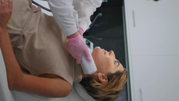 Профессиональное Узи Кожи Лица Омоложение Делает Привлекательной Женщины Косметологии Клиники — стоковое видео