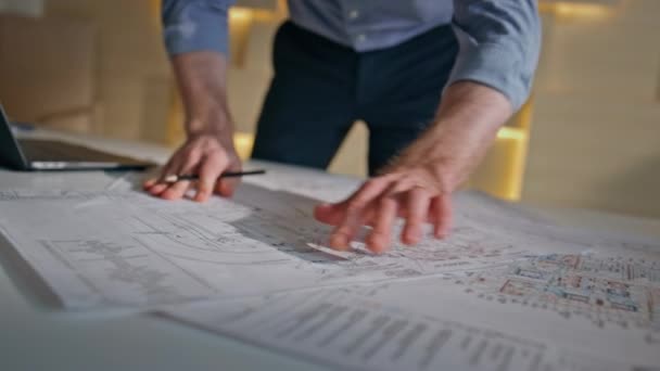 Инженерные Руки Рисуют План Здания Офисном Столе Крупным Планом Сосредоточенный — стоковое видео