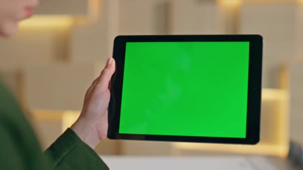 Δάσκαλος Βλέποντας Πράσινη Οθόνη Tablet Στο Γραφείο Στο Σπίτι Κοντά — Αρχείο Βίντεο