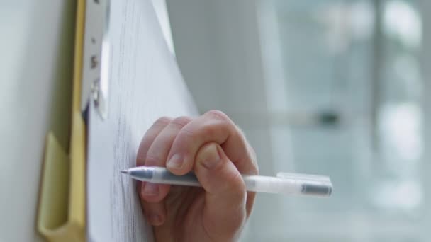 Vrouw Handschrift Bureau Verticaal Sluiten Onbekend Meisje Met Pen Invullen — Stockvideo