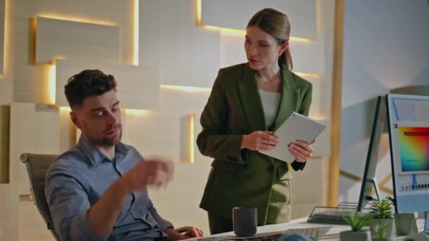 Trainee Discussing Work Project Woman Mentor Holding Tablet Worried Man — Stock Video