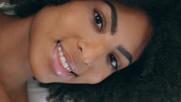 Улыбающаяся Женщина Смотрит Камеру Постельный Портрет Африканская Американская Беззаботная Девушка — стоковое видео