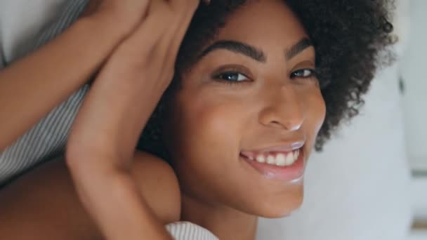 Modelo Sonriente Retrato Acostado Casa Cabello Rizado Mujer Feliz Mirando — Vídeos de Stock