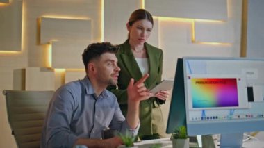 Ofis tasarım ajansında beyin fırtınası yapan endişeli meslektaşlar. Ciddi bir iş kadını akıl hocası bilgisayarın başında oturan erkek yöneticiye işi açıklıyor. İki iş arkadaşı sorun görünümlü cihazları tartışıyor..