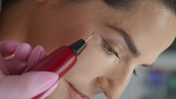 Kadın Ultraviyole Cihazıyla Gençleştirme Prosedürünü Dikey Olarak Yakından Takip Ediyor — Stok video