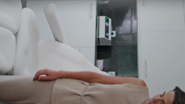 Mulher Elegante Sentar Confortável Cosmetologia Cadeira Vídeo Vertical Cliente Esperando — Vídeo de Stock