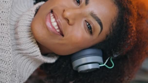 Wesoła Modelka Słuchająca Słuchawek Portrecie Fotela Szczęśliwa Afroamerykanka Uśmiechnięta Kamera — Wideo stockowe
