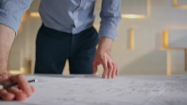 엔지니어링 사무실에서 건축가 그리기 청사진 닫습니다 노트북에서 정보를 책상에 계획을 — 비디오