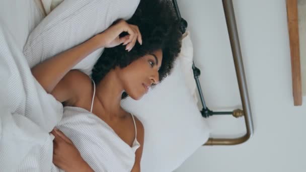 Schläfriges Mädchen Wacht Bett Auf Afroamerikanerin Bei Der Handykontrolle Schlafzimmer — Stockvideo