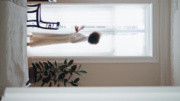 Hausmädchen Öffnen Vorhänge Morgen Drinnen Rückansicht Entspannt Blickt Eine Frau — Stockvideo