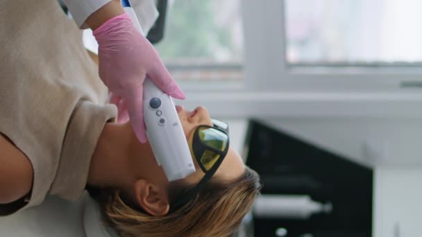 Mulher Deitada Procedimento Laser Rejuvenescimento Clínica Cosmetologia Vertical Perto Esteticista — Vídeo de Stock