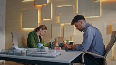 Ofisteki yaratıcı işyerinde çalışan iki çalışan burayı kapatıyor. Birlikte iş projesi planlayan birkaç ciddi yönetici dizüstü bilgisayarda yazı yazıyor. Profesyonel takım çalışanları iş akışıyla meşgul..