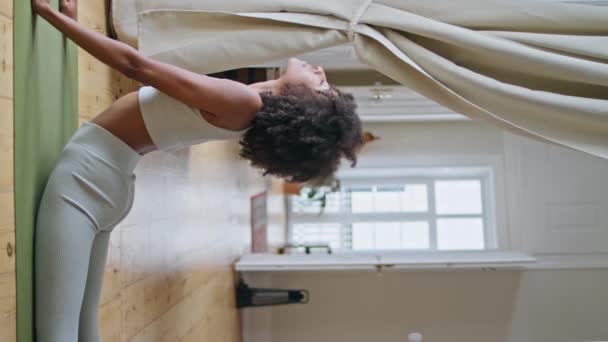 Stark Kvinna Kobra Poserar Öva Hemma African Fit Girl Stretching — Stockvideo